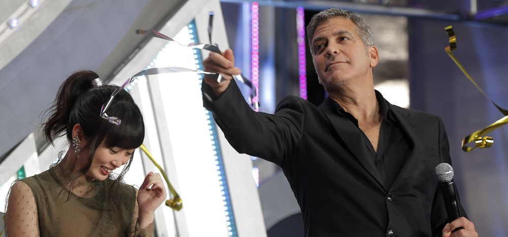 El actor estadounidense George Clooney (d) y la actriz japonesa Mirai Shida (i).