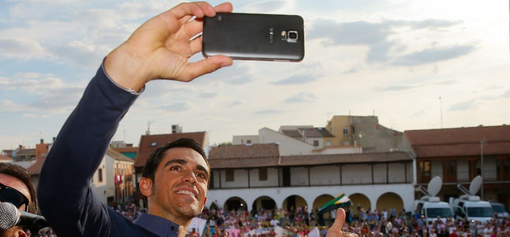 El ciclista español Alberto Contador se fotografía con su teléfono móvil.