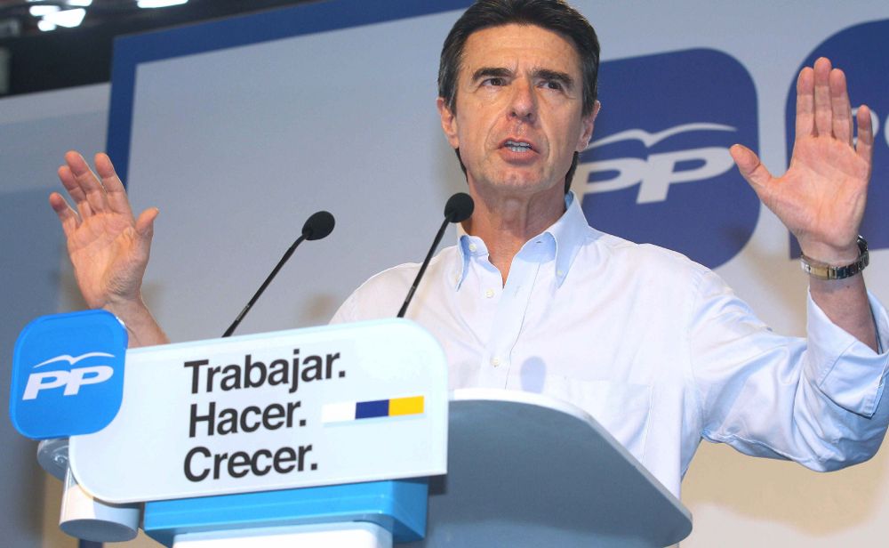 El ministro de Industria, José Manuel Soria, durante su intervención en el mitin que este partido celebró en Las Palmas de Gran Canaria.