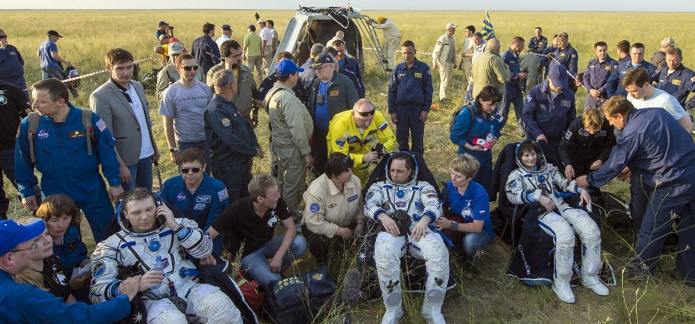 Fotografía facilitada por la Administración Nacional de la Aeronáutica y del Espacio de EEUU (NASA), en la que se muestra a la tripulación formada por el ruso Antón Shkaplerov (de Roscosmos, c), la italiana Samantha Cristoforetti (de la ESA, d) y el estadounidense Terry Virts (de la NASA, i), tras el atterizaje de la nave "Soyuz TMA-15M" en la que viajaban, en Zhezkazgan, Kazijistán.