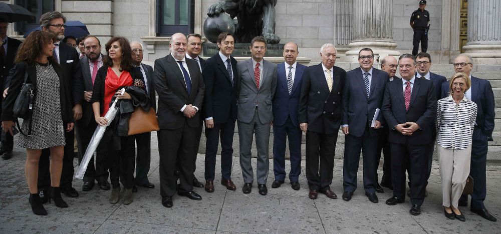 El ministro de Justicia, Rafael Catalá (c), junto al ministro de Asuntos Exteriores, José Manuel García-Margallo (4d), y otros parlamentarios, posa con miembros de la comunidad judia española.