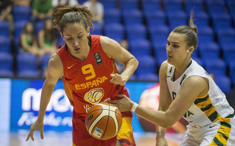 La jugadora española Laia Palau (izda) pelea por el control del balón con la jugadora lituana Kamile Nacickaite.