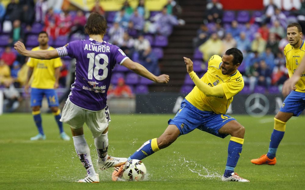 El defensa de Las Palmas, Ángel López Ruano (d), disputa la pelota al centrocampista del Valladolid, Álvaro Rubio (i).