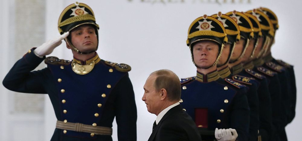 El presidente ruso, Vladímir Putin, entra en la sala para presidir la ceremonia de entrega de los Premios del Estado en el Palacio del Kremlin, en Moscú (Rusia).