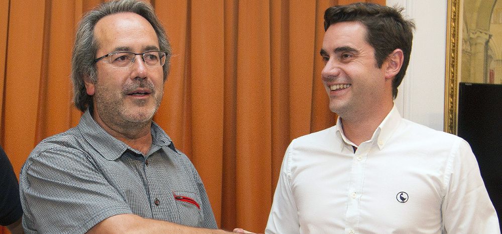 Francisco Guarido (i) y el concejal electo del PSOE de Zamora Antidio Fagundez (d) se dan la mano tras la presentación del acuerdo programático alcanzado.
