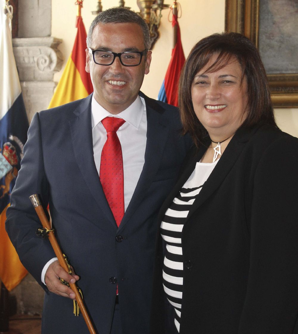 Noelia García Leal (d), del Partido Popular, es la nueva alcaldesa de Los Llanos de Aridane después de haber obtenido la mayoría simple.