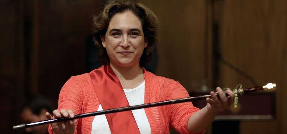 La candidata de Barcelona en Comú, Ada Colau, ha sido proclamada primera alcaldesa de la capital catalana.
