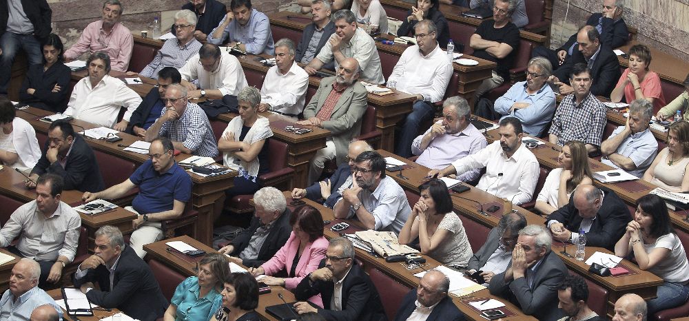 Varios legisladores del partido griego Syriza participan en una reunión en el Parlamento de Atenas.