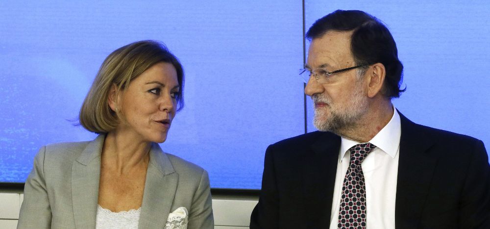 El presidente del Gobierno y del PP, Mariano Rajoy, acompañado de la secretaria general, María Dolores de Cospedal, durante el Comité Ejecutivo Nacional del partido.