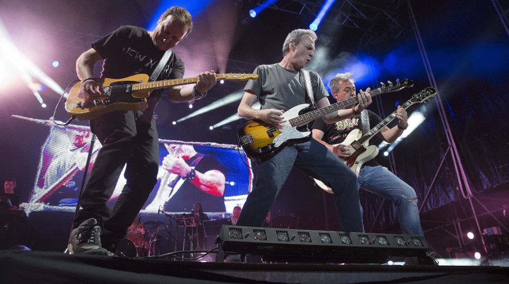Los integrantes del grupo Hombres G, durante el primer concierto incluido en la gira "30 años y un día",en la Plaza de Toros de Murcia.