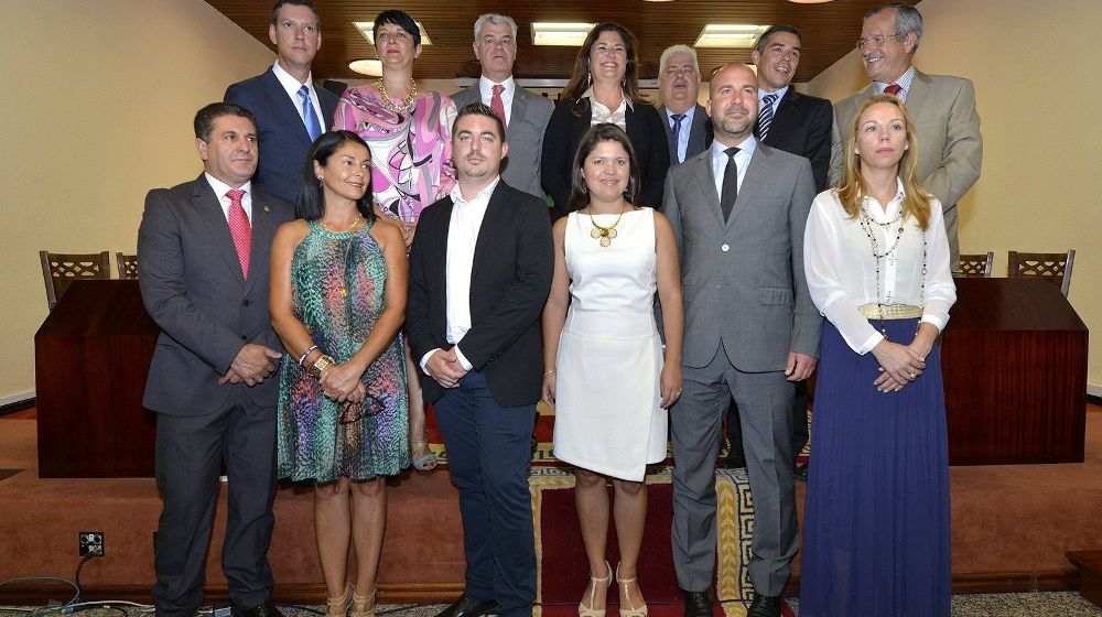 La presidenta del Cabildo de El Hierro, Belén Allende (c, segunda fila), posa con la nueva corporación.
