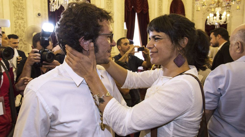 José María González Santos, "Kichi", recibe la felicitación de su pareja, la secretaria general de Podemos Andalucía, Teresa Rodríguez, el día que fue investido alcalde. 