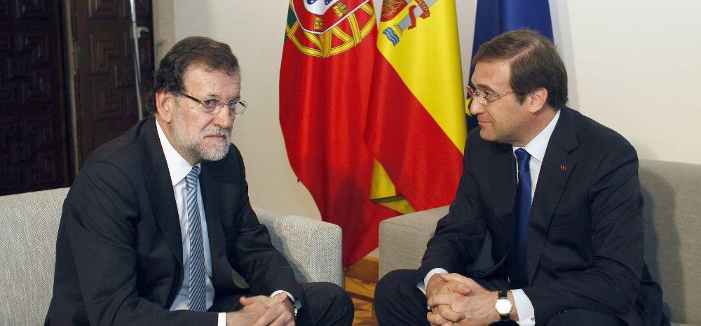 El presidente del Gobierno de España, Mariano Rajoy (i), conversa con el primer ministro de Portugal, Pedro Passos Coelho.