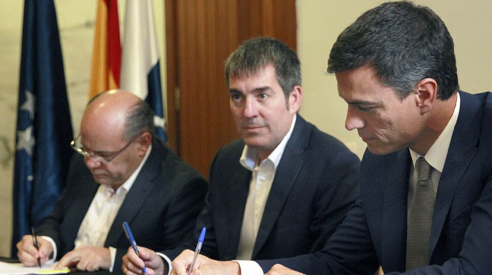 El secretario general del PSOE, Pedro Sánchez (d), firma con Coalición Canaria el acuerdo para gobernar juntos el archipiélago durante los próximos cuatro años, junto al Fernando Clavijo (c) y José Miguel Barragan (i), dirigentes de CC.