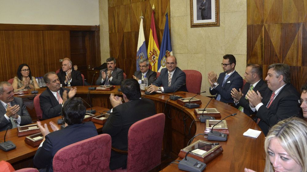 Los consejeros aplauden tras la intervención del presidente del Cabildo de La Palma, Anselmo Pestana, durante el acto de constitución del cabildo insular, ayer, lunes.