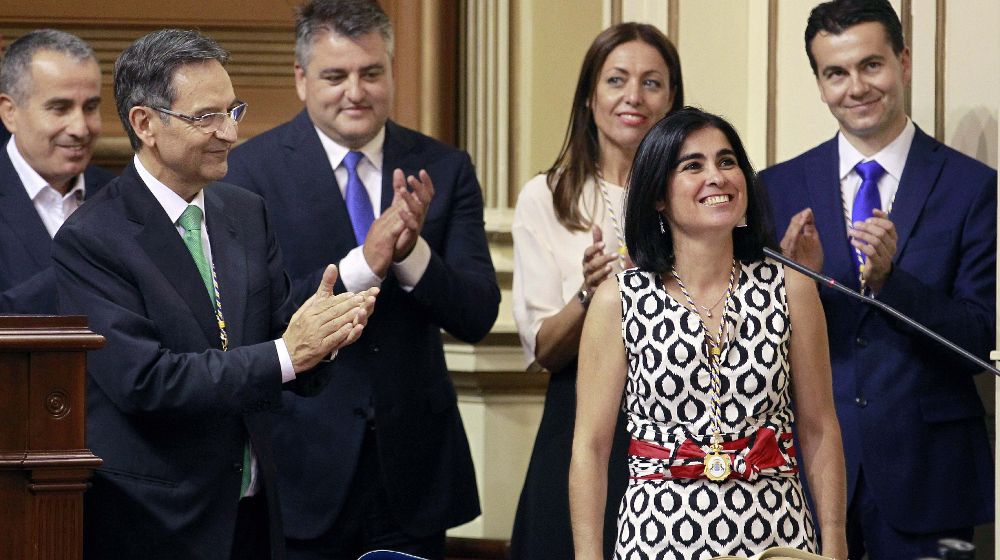 La presidente del Parlamento de Canarias, la socialista Carolina Darias (d), es aplaudida por los diputados tras su toma de posesión en el pleno constitutivo de la IX Legislatura del Parlamento regional.