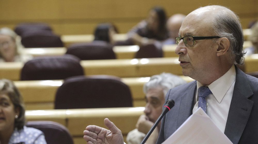 El ministro de Hacienda, Cristóbal Montoro, durante la sesión de control celebrada esta tarde en el Senado, en Madrid.