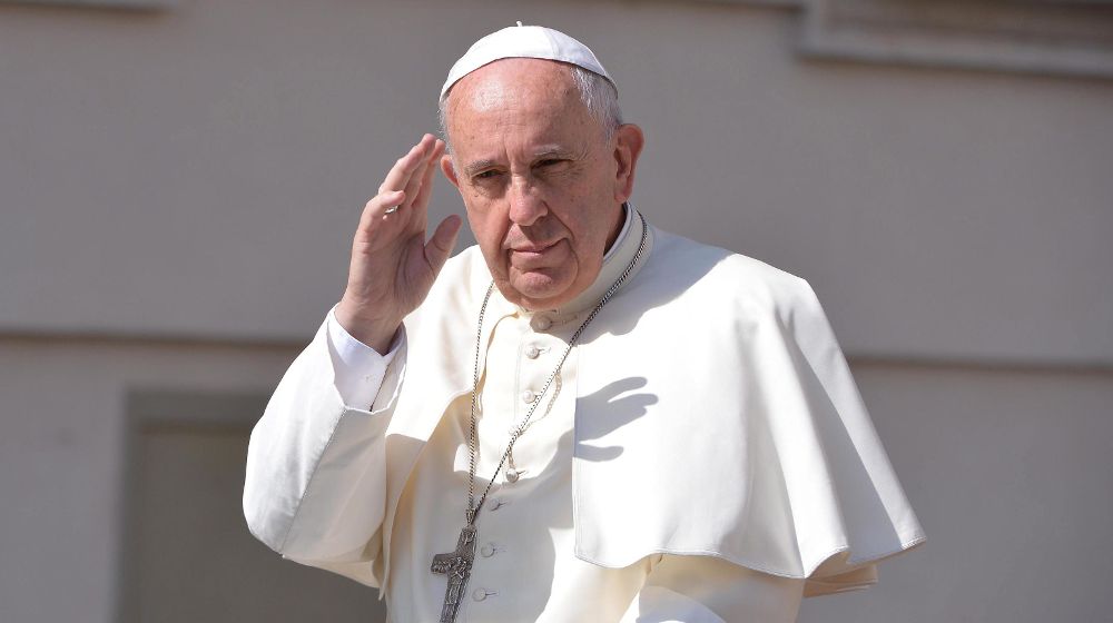 El papa Francisco saluda.