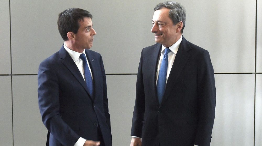 El presidente del Banco Central Europeo (BCE), Mario Draghi (d) da la bienvenida al primer ministro francés, Manuel Valls a su llegada a la sede del BCE hoy, miércoles.