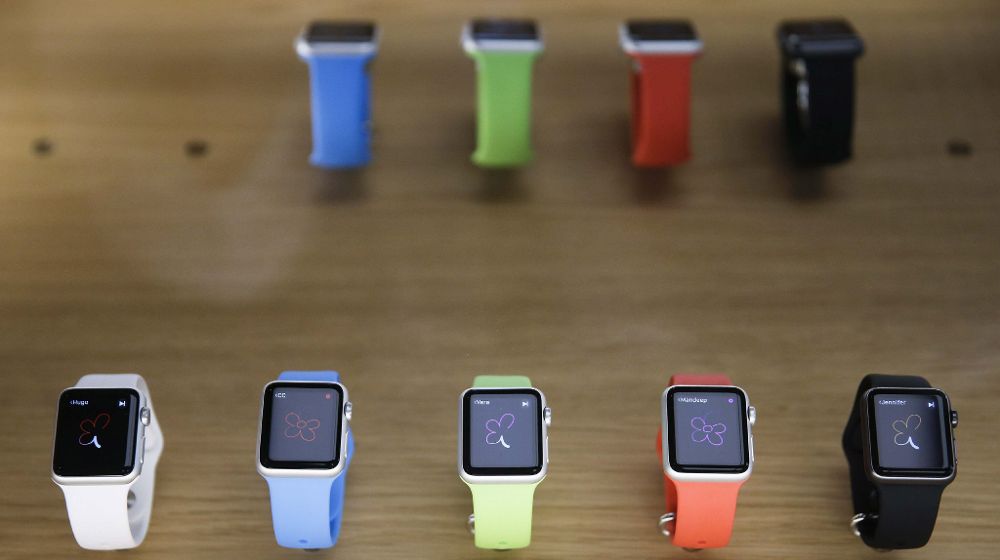 Vista de varias unidades del reloj inteligente de Apple, Apple Watch.su recepción por correo.