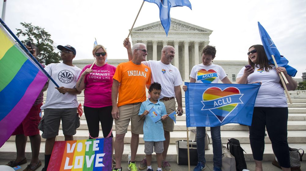 Varias personas participan en una manifestación a favor de la legalización del matrimonio homosexual frente al Tribunal Supremo en Washington, Estados Unidos.ria.