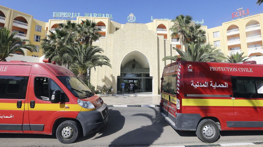 Vista de los vehículos sanitarios en la fachada del hotel "Imperial Marhaba", de la cadena española Riu, tras el ataque terrorista en Susa.