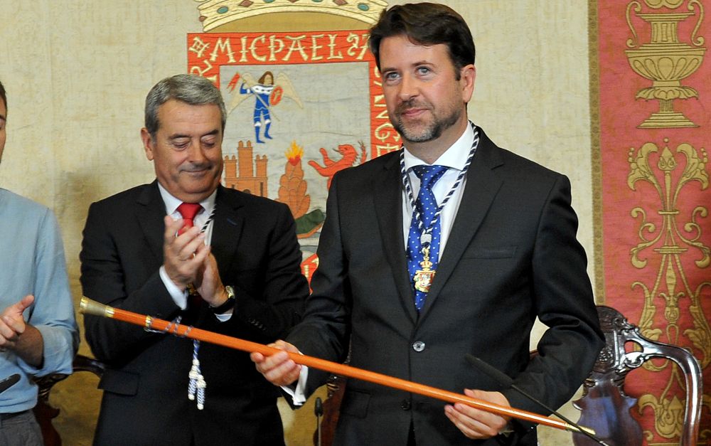 Alonso y el socialista Aurelio Abreu (i).