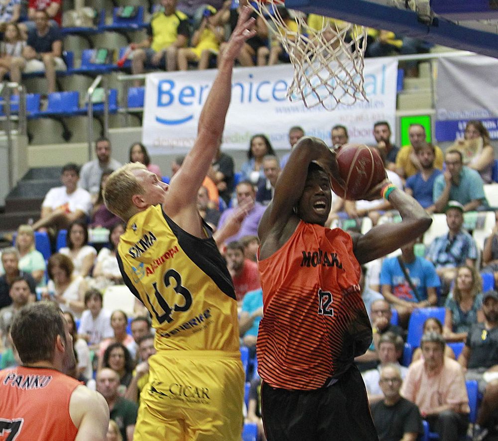 El pivot senegalés del Montakit Fuenlabrada Moussa Diagné (d) entra a canasta ante el pivot estadounidense del Iberostar Tenerife Luke Sikma, en el partido de la trigésima tercera jornada de la liga ACB disputado en el Pabellón Santiago Martín.