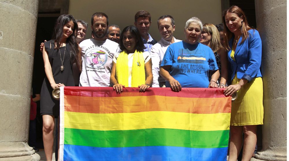 La presidente del Parlamento de Canarias, Carolina Darías (c), junto con los miembros de la Mesa y representantes de los grupos parlamentarios se reunió hoy con dirigentes del colectivo LGTB.