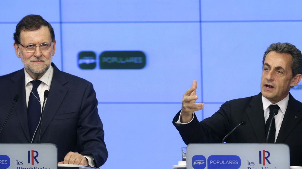 El presidente del Gobierno, Mariano Rajoy, y el expresidente francés y presidente del partido Los Republicanos, Nicolás Sarkozy, durante la rueda de prensa que han ofrecido tras reunirse en la sede nacional del PP.