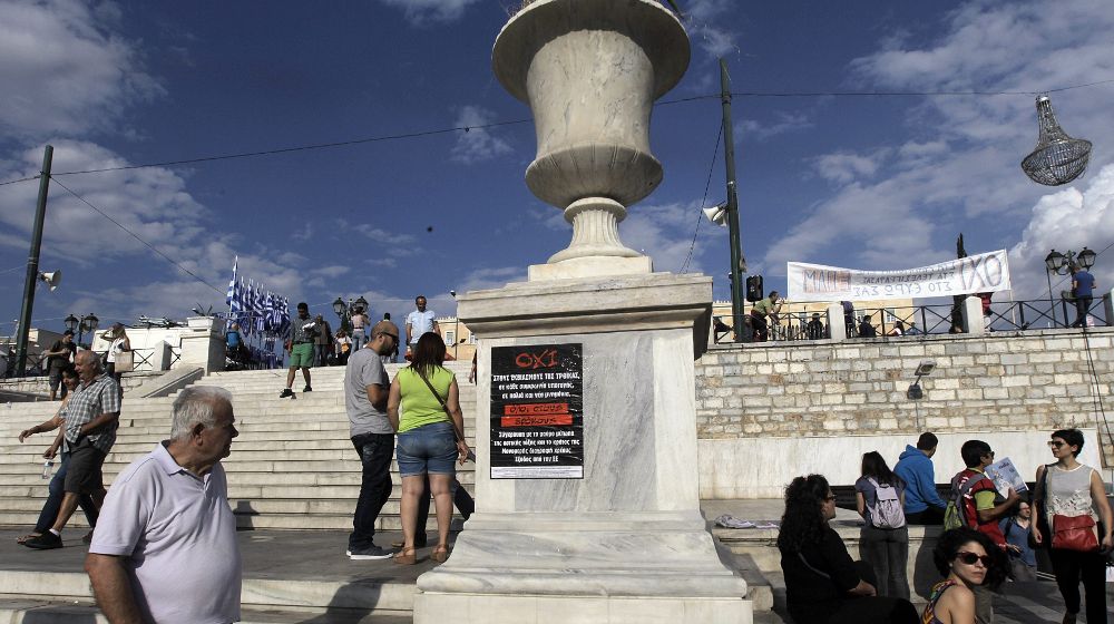 Vista de un cartel a favor del No en el referendum en la plaza Syntagma de Atenas, hoy.