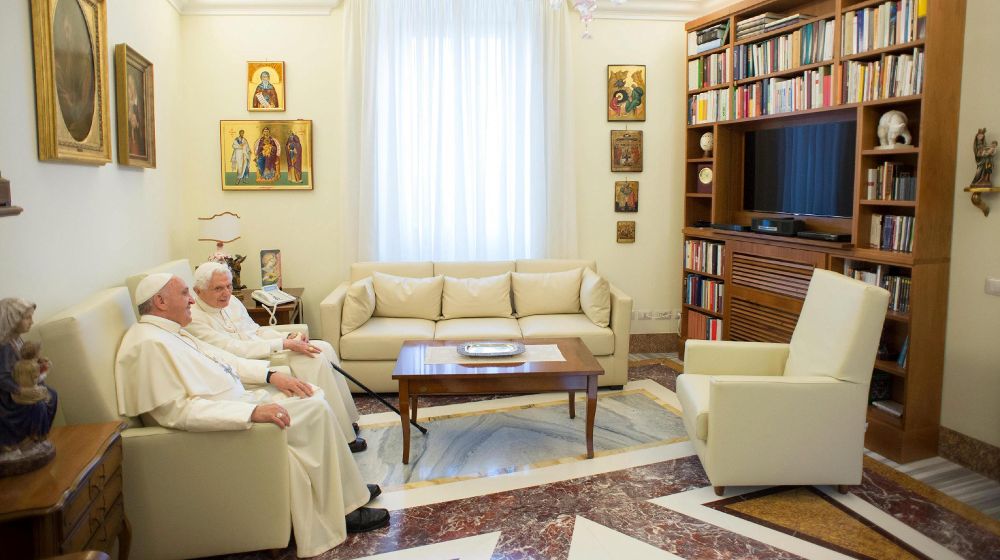Fotografía facilitada por L'Osservatore Romano que muestra al papa Francisco (i) junto al pontífice emérito Benedicto XVI (d).