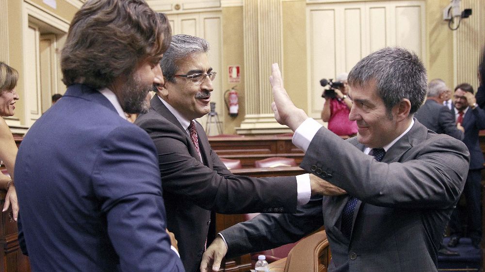 Los diputados Gustavo Matos, Román Rodríguez y Fernando Clavijo (de izq a dcha) se saludan al inicio del pleno de constitución de la IX Legislatura del Parlamento de Canarias.