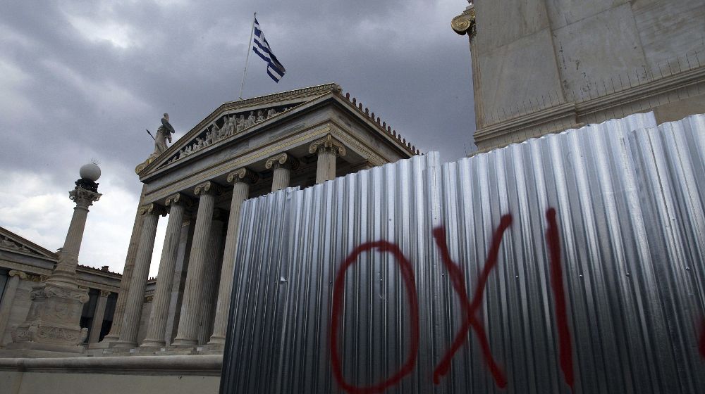 Vista de una pintada con la palabra no en referencia al referéndum junto a la Academia Griega en Atenas, hoy.
