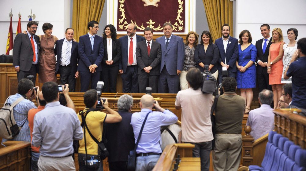 El presidente de Castilla-La Mancha, Emiliano García-Page (7i), posa junto a los miembros de su equipo al término del debate de investidura.