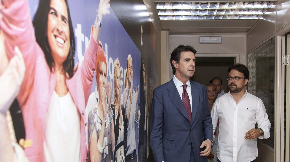 El ministro de Industria y presidente del Partido Popular de Canarias, José Manuel Soria, y el secretario regional Asier Antona (d).