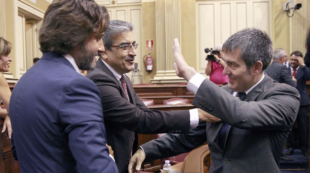 Los diputados Gustavo Matos, Román Rodríguez y Fernando Clavijo (de izq a dcha) se saludan.