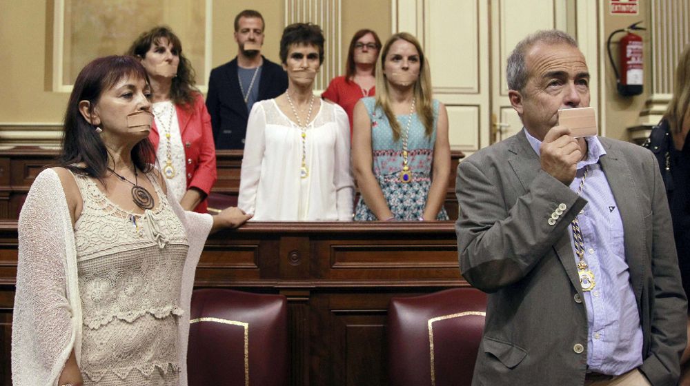 Los diputados de Podemos en el Parlamento de Canarias se taparon la boca en protesta por la aplicación de la llamada 'Ley Mordaza', durante el acto solemne de apertura de la IX Legislatura.