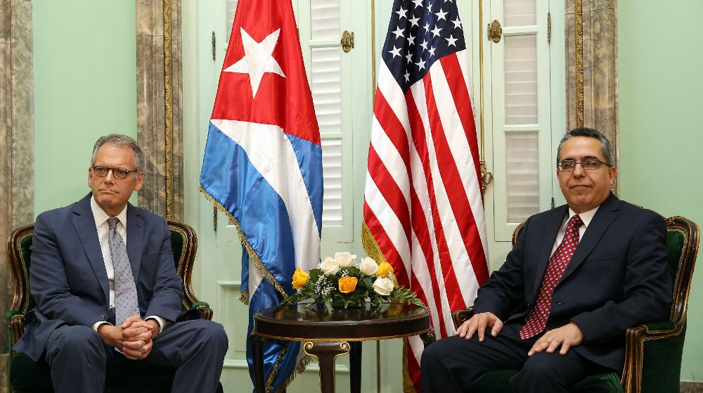 El ministro interino de Relaciones Exteriores de Cuba, Marcelino Medina (d), se reúne con el jefe de la Sección de Intereses de EE.UU. en La Habana, Jeffrey DeLaurentis, hoy, miércoles, en La Habana.