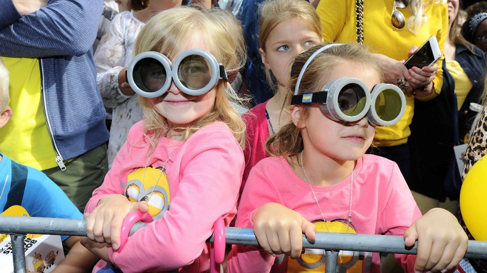 Dos niñas llevando las gafas de los "Minions".