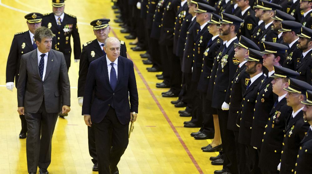 El ministro del Interior, Jorge Fernández Díaz (d), preside en la Escuela Nacional de Policía de Ávila la jura de la XXIII promoción de subinspectores de la Policía Nacional.