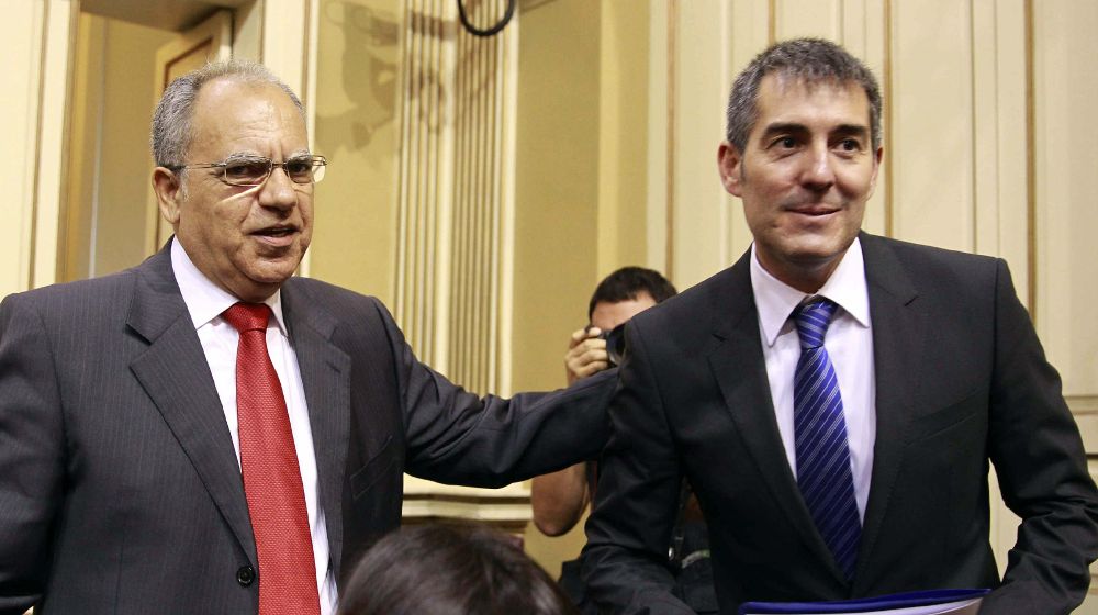 El candidato a la Presidencia del Gobierno de Canarias, Fernando Clavijo (d), saluda al diputado de la Asociación Socialista Gomera, Casimiro Curbelo.