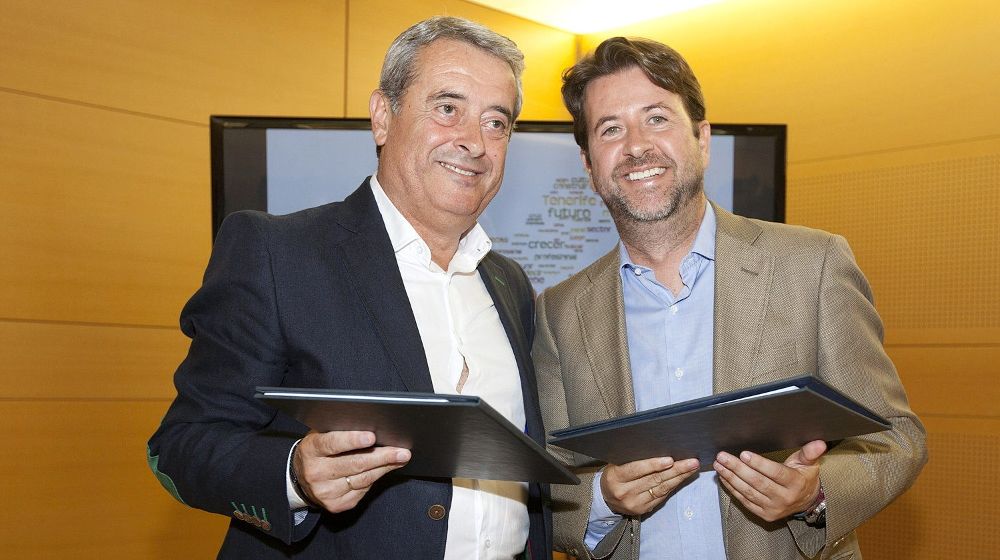 El presidente del Cabildo de Tenerife, Carlos Alonso (d), de Coalición Canaria, junto al líder del PSOE en la corporación insular, Aurelio Abreu, tras la firma del acuerdo de gobierno.