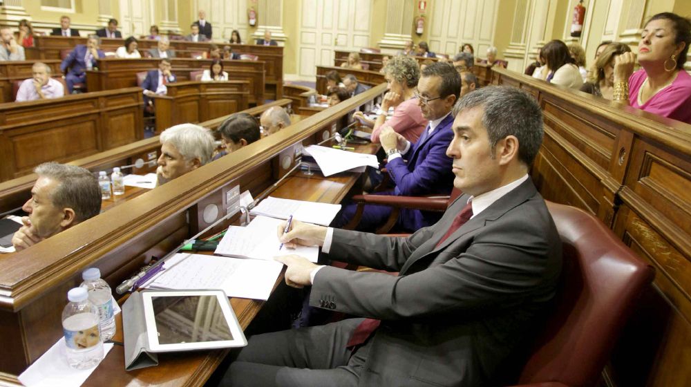 El candidato a presidente del Gobierno de Canarias, Fernando Clavijo (d), durante la segunda y última sesión del debate de investidura en el Parlamento.