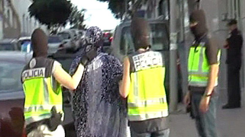 Fotografía extraída del vídeo facilitado por la Policía Nacional de la detención hoy, de una mujer en Lanzarote acusada de reclutar niñas y adolescentes y facilitarles el desplazamiento a zonas controladas por el Estado Islámico.