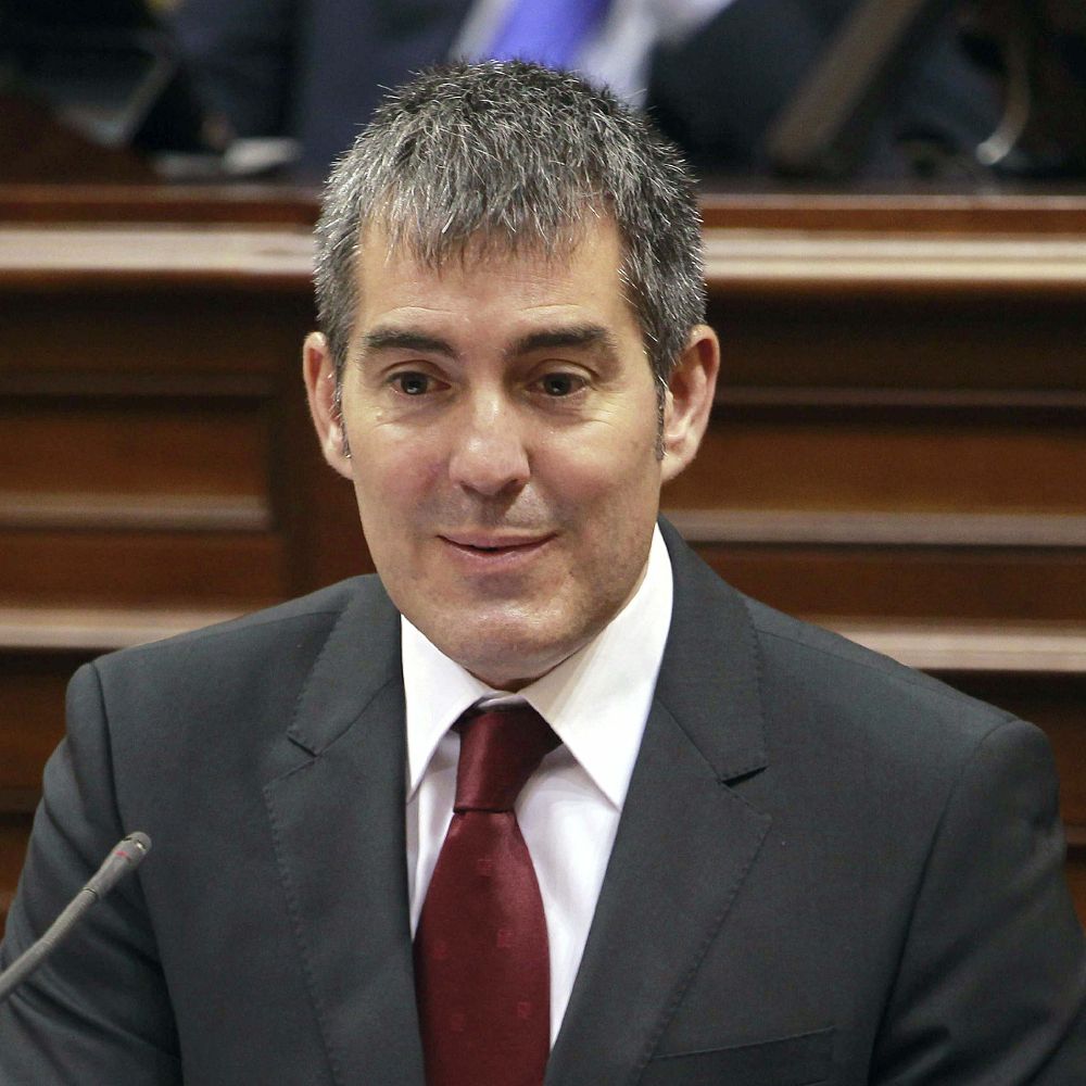 El candidato a presidente del Gobierno de Canarias, Fernando Clavijo, durante una de sus intervenciones en la segunda y última sesión del debate de investidura en el Parlamento.