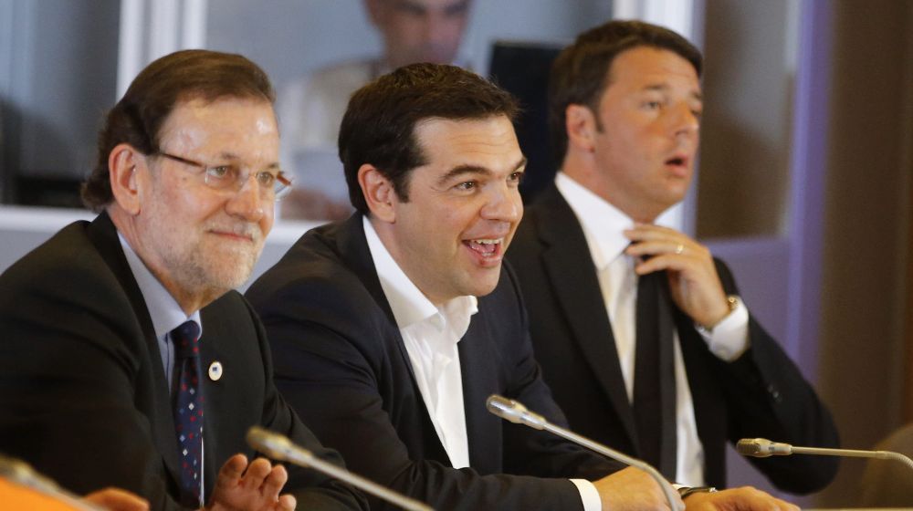El presidente español, Mariano Rajoy (i), el primer ministro griego, Alexis Tsipras (c), y el primer ministro italiano, Matteo Renzi (d).
