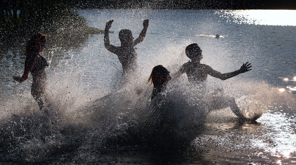 Un grupo de jóvenes se sumerge en el lago Baggersee hoy, miércoles 1 de julio de 2015, cerca a Schweinfurt (Germany).