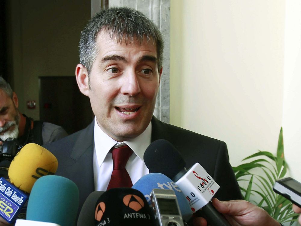 El candidato de Coalición Canaria (CC) Fernando Clavijo atiende a los medios tras ser proclamado presidente del Gobierno de Canarias después de la votación del debate de investidura.