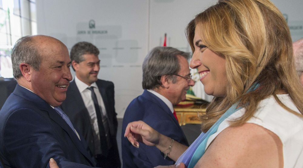La presidenta de la Junta de Andalucía, Susana Díaz, y el alcalde de Granada, José Torres Hurtado (i), se saludan.
